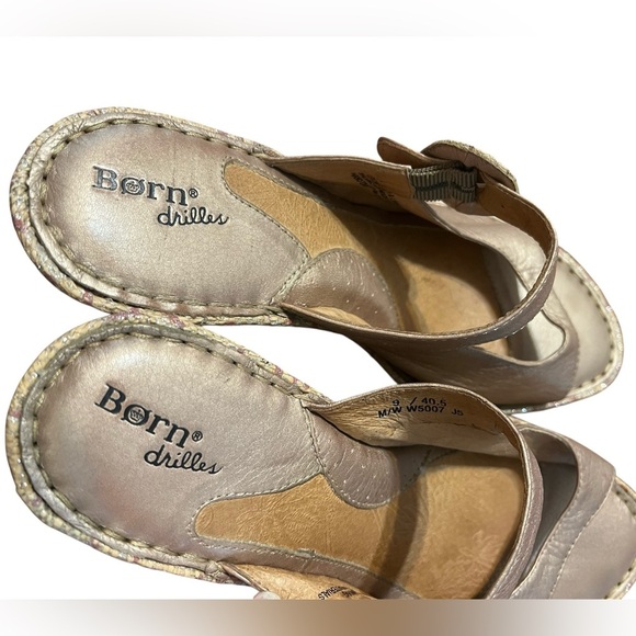 Born Women Drilles Sandal Sz 9
Wedge Heel Gold Shimmer Soft Leather
Platform - Picture 3 of 8